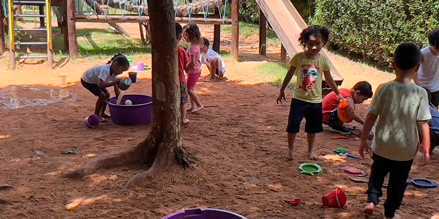 crianças brincando na areia 