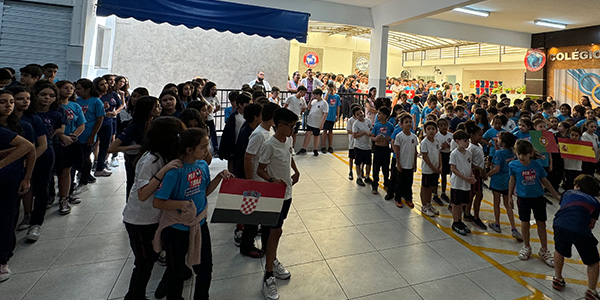 crianças em cerimônia escolar 