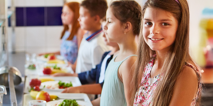 menina faz alimentação saudável 