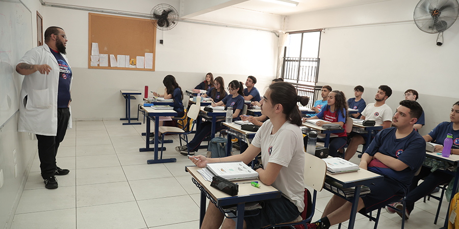 alunos em aula de redação 