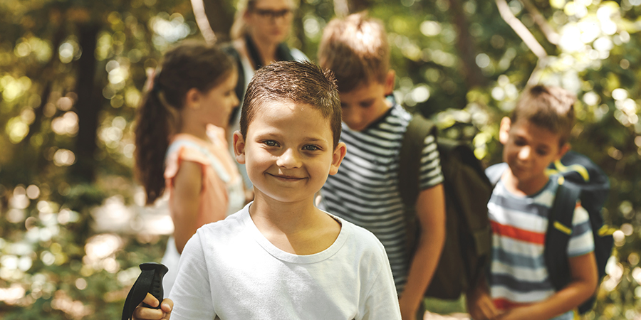 aluno feliz em viagem educativa 