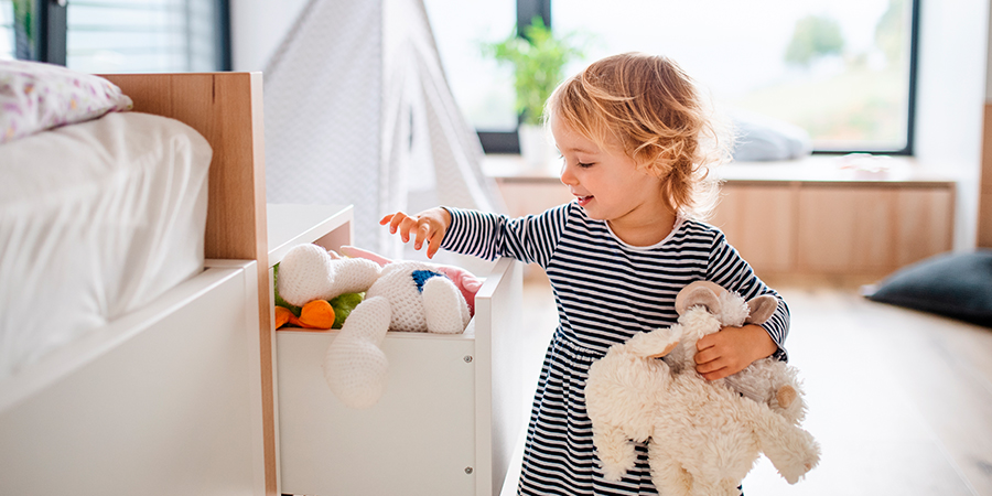 criança no quarto infantil sorrindo 