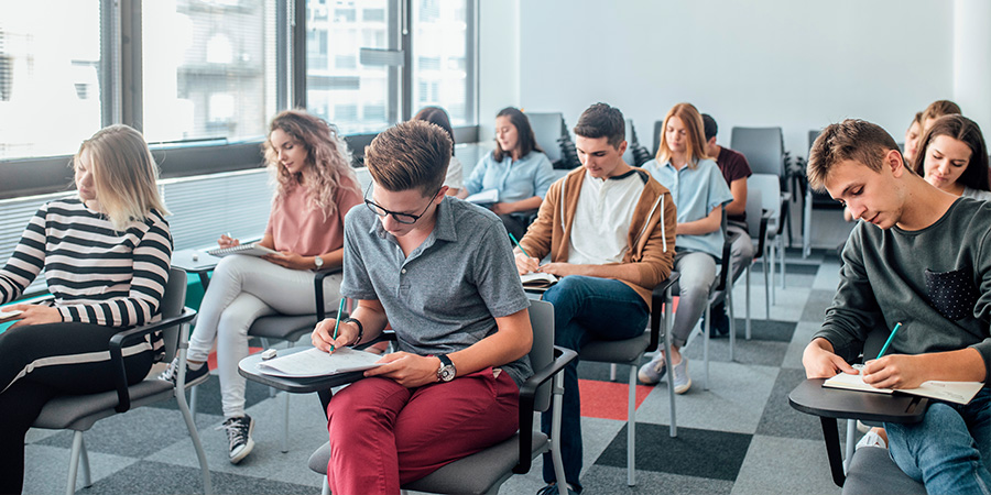 alunos fazendo redação do Enem 