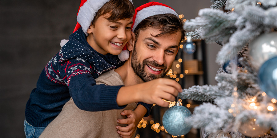 menino com o pai no Natal 