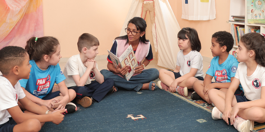 momento leitura com a professora e alunos 